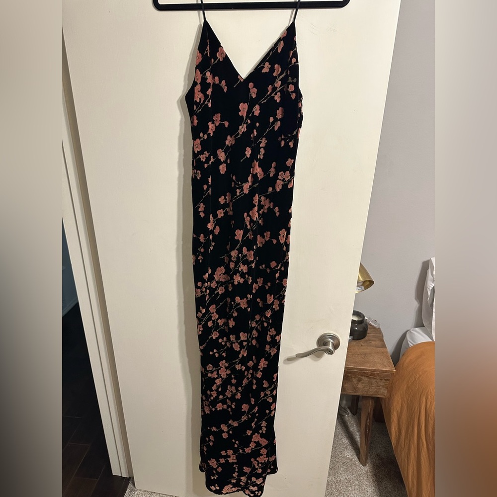 Beautiful velvet spaghetti strap dress! Gorgeous on! Size small